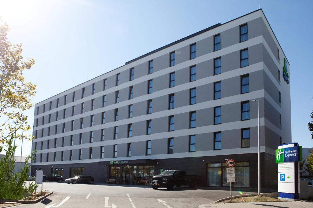 Hôtel Holiday Inn Express Frankfurt Airport - Raunheim, an IHG Hotel Kelsterbacherstr. 21, 65479 Raunheim