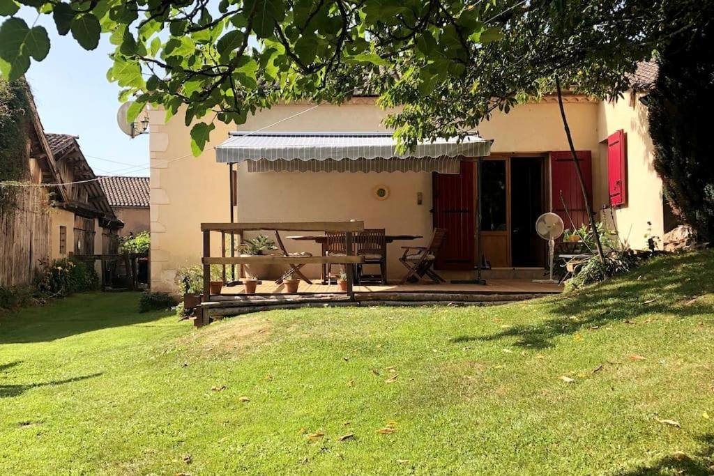 Maison de vacances Holli cottage - Charming 2 bedrooms with terrace. Les Ombradoux, 24540 Saint-Avit-Rivière