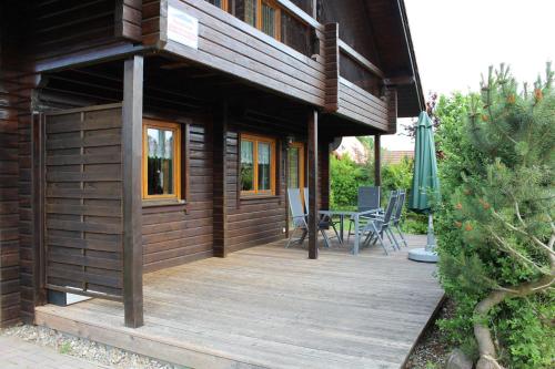 Holzblockhaus mit Kamin am Kite , Surf und Badestrand Loissin allemagne