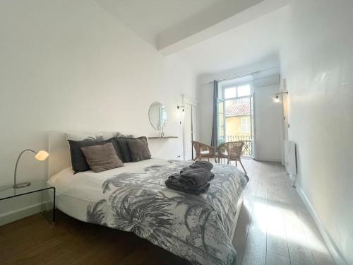 Homelivia, VIEUX NICE, appartement de charme, clim balcon Nice france