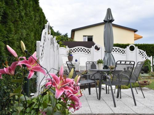 Homey Bungalow with Roofed Terrace Garden Garden Furniture Neubukow allemagne