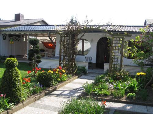 Maison de vacances Homey Bungalow with Roofed Terrace Garden Garden Furniture  Neubukow