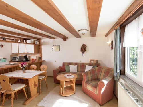 Chalet Homey Chalet in Breitenbrunn Rittersgrun with Terrace  Breitenbrunn/Erzgeb.