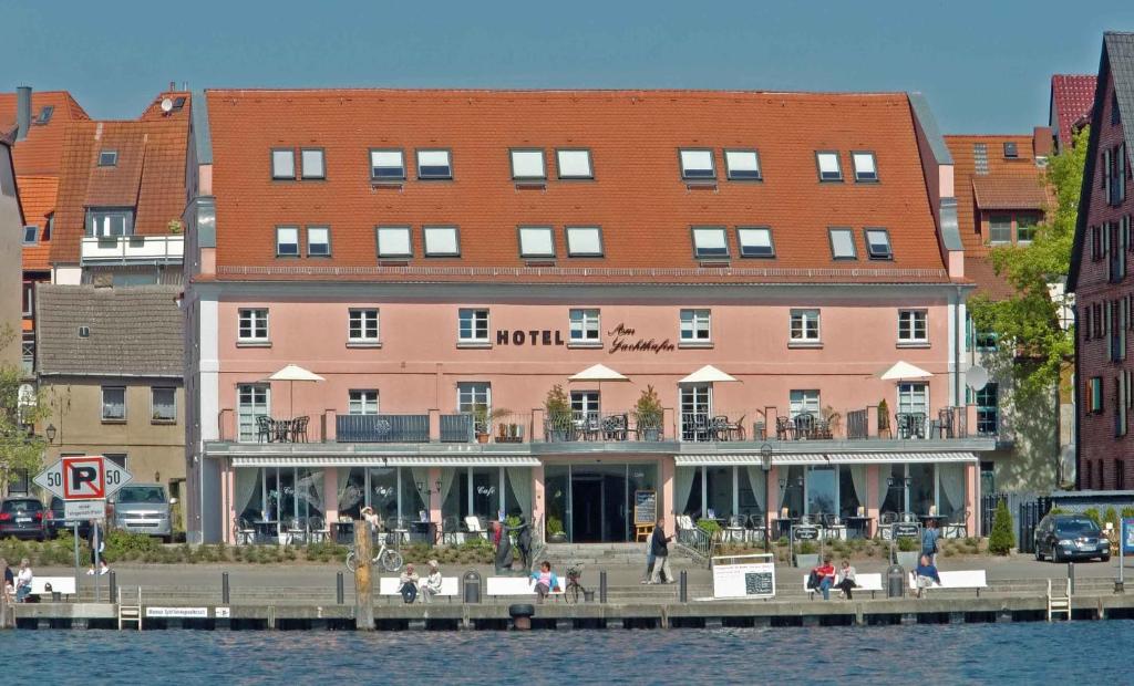 Hôtel Hotel Am Yachthafen Strandstr. 2, 17192 Waren