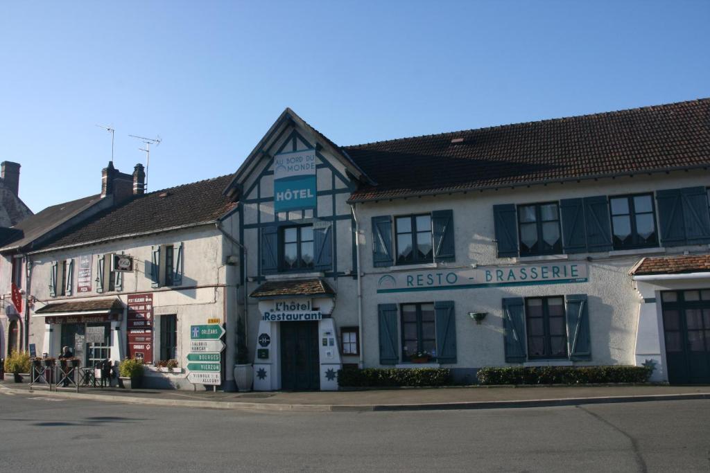 Hôtel Hôtel Au Bord du Monde 2, Place de la Mairie, 18330 Neuvy-sur-Barangeon