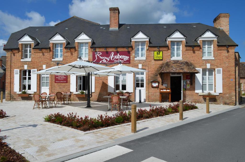 Hôtel Auberge du Cheval Blanc 1 Place du Cheval Blanc 41600 Yvoy-le-Marron