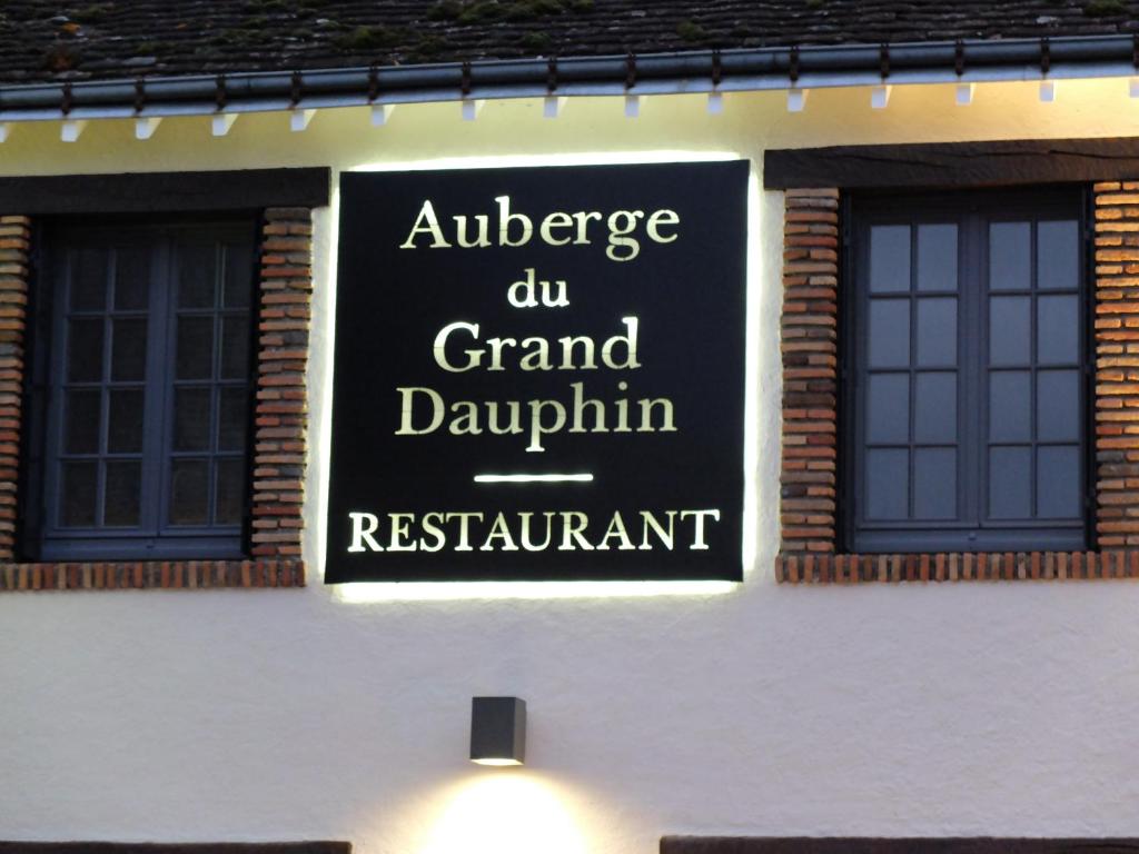 Auberge Du Grand Dauphin 17 Place Saint Pierre, 41220 Dhuizon