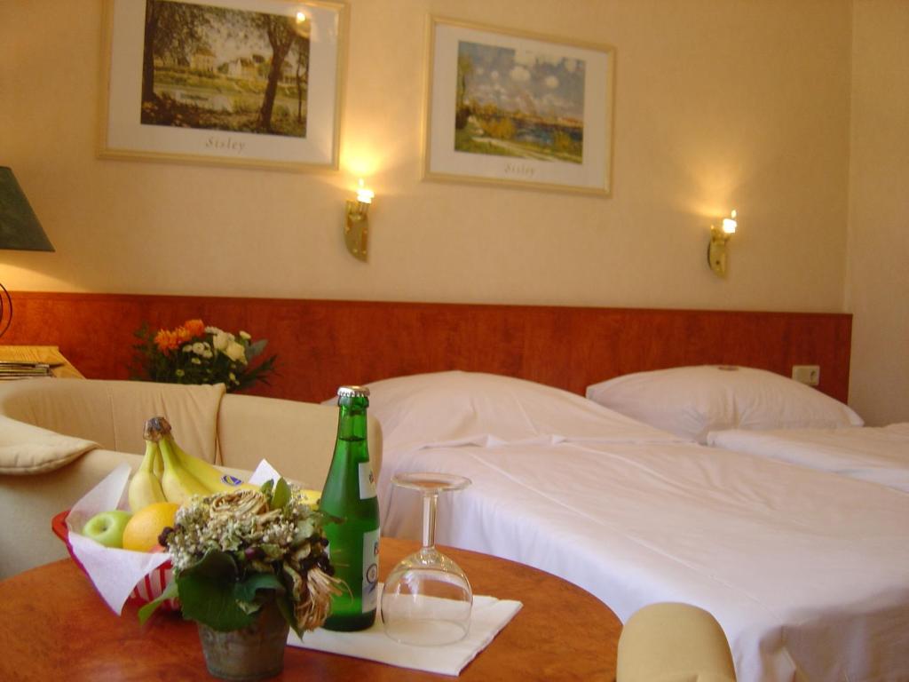 Hôtel Bahnhof-Hotel Saarlouis Dr.-Manfred-Henrich-Platz 4 (ehemaliger Bahnhofsplatz) 66740 Sarrelouis