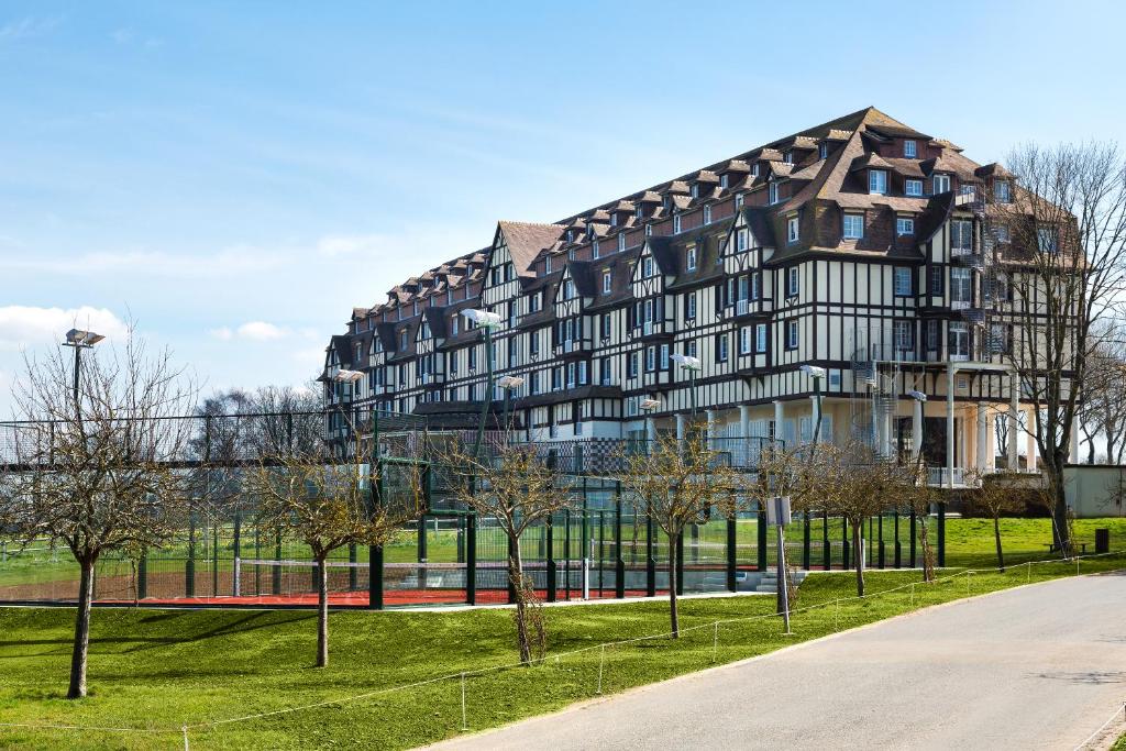 Hôtel Hôtel Barrière L'Hôtel du Golf Mont Canisy - Saint Arnoult, 14800 Deauville