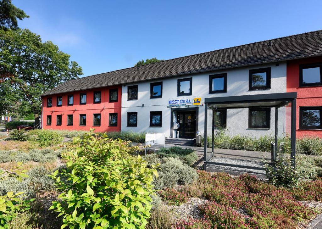 Best Deal Airporthotel Weeze Flughafenring 16, 47652 Weeze