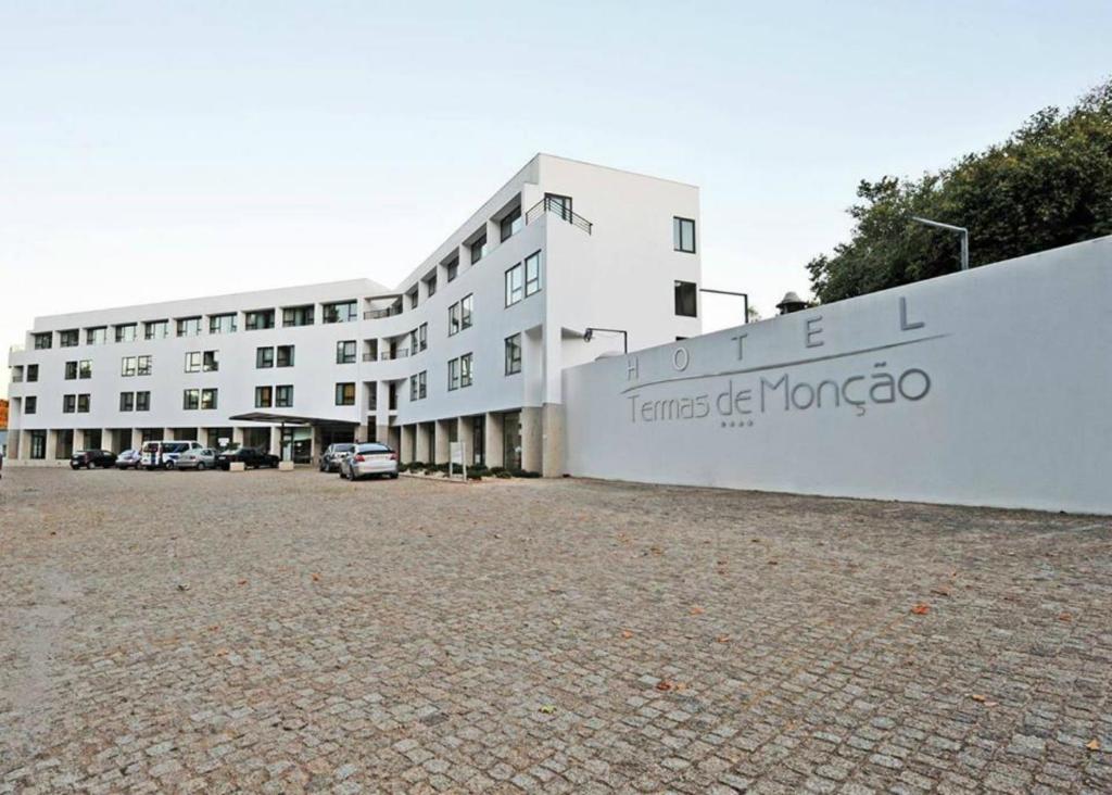 Hôtel Hotel Bienestar Termas de Moncao Av. das Caldas, 4950-442 Monção