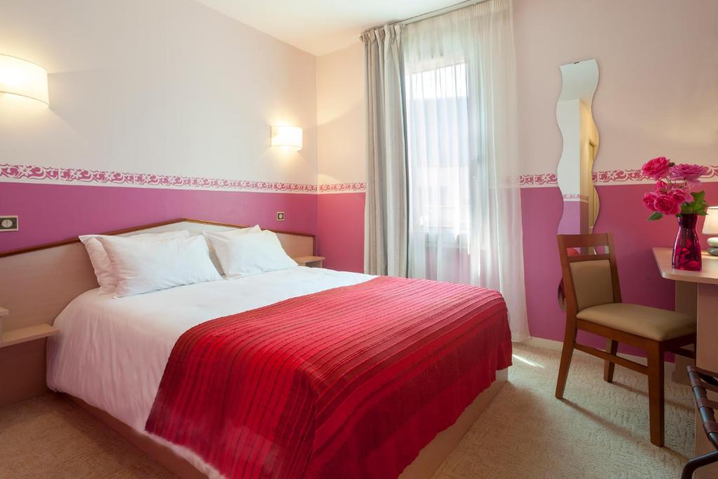 BRIT HOTEL Le Lion d'Or CHINON 10 Place Jeanne d'Arc, 37500 Chinon