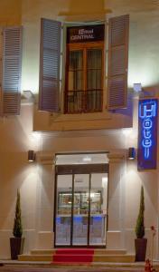 Hôtel Central Hotel 2 Place Du Château 30000 Nîmes Languedoc-Roussillon