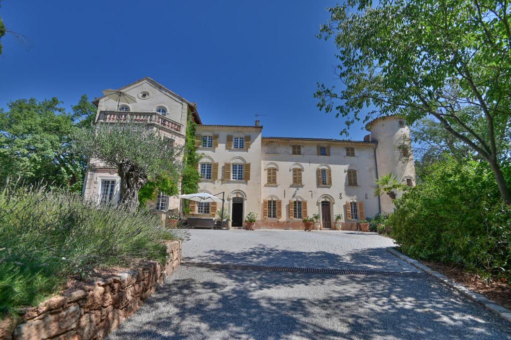 Hôtel Château de Taradel Lieu-dit « la Bastide Neuve Gay » 83460 Taradeau