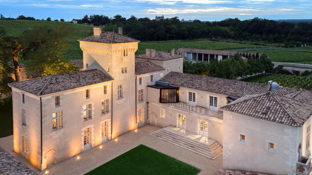 Château Lafaurie-Peyraguey Hôtel & Restaurant LALIQUE Lieu dit Peyraguey, 33210 Bommes