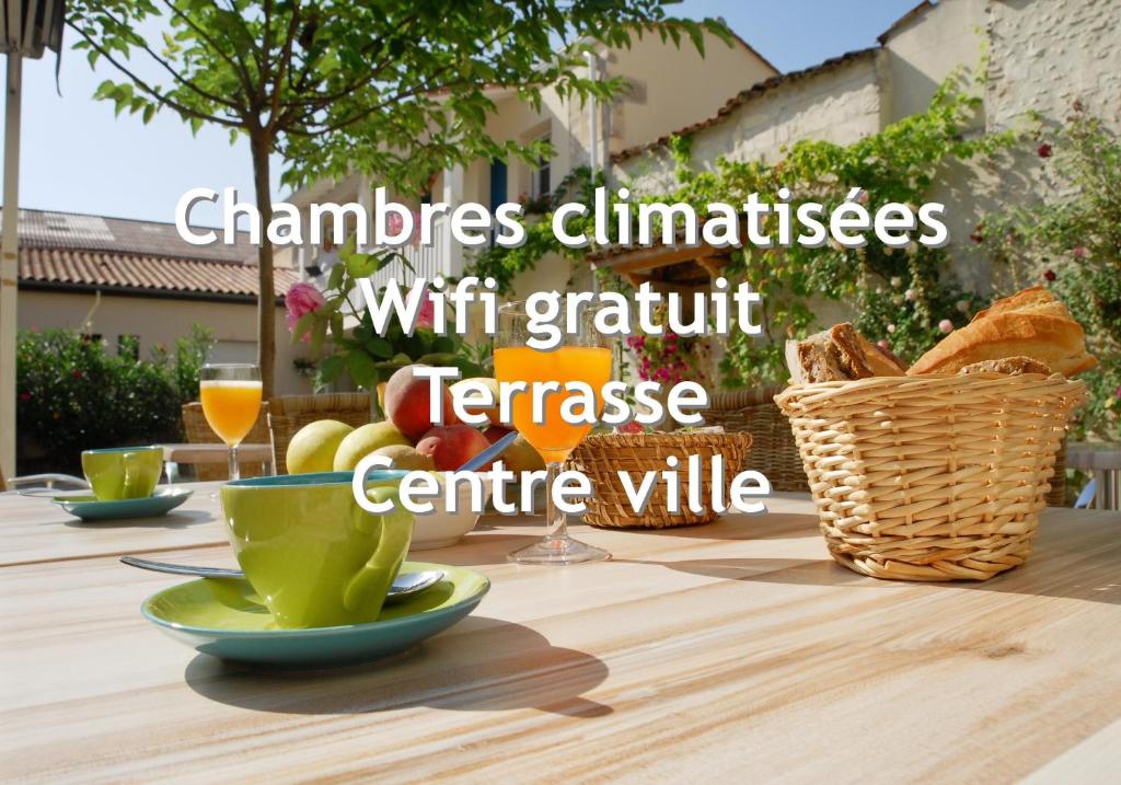 Hôtel Cit'Hotel Le Cheval Blanc 6 et 8 Place Bayard 16100 Cognac