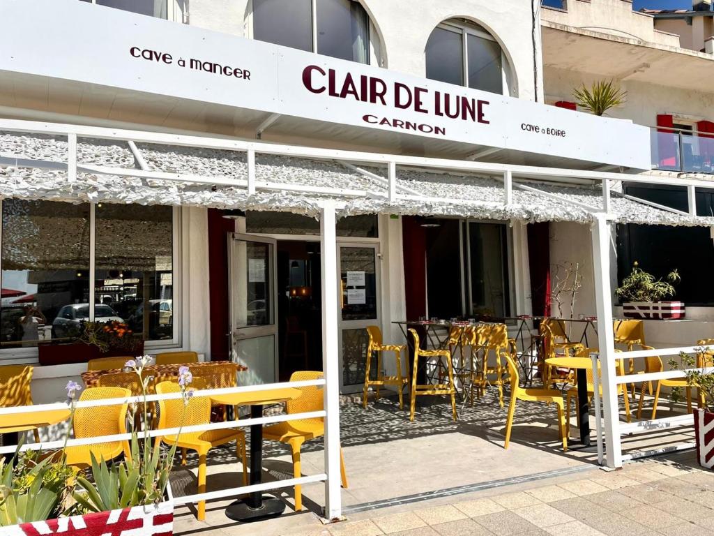 Hôtel Clair de Lune CARNON 5 Place Cassan 34130 Mauguio