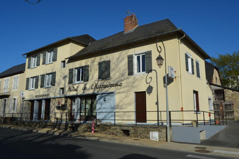 Hôtel Hotel de L'Hippodrome 26, avenue du Midi, 19230 Arnac-Pompadour