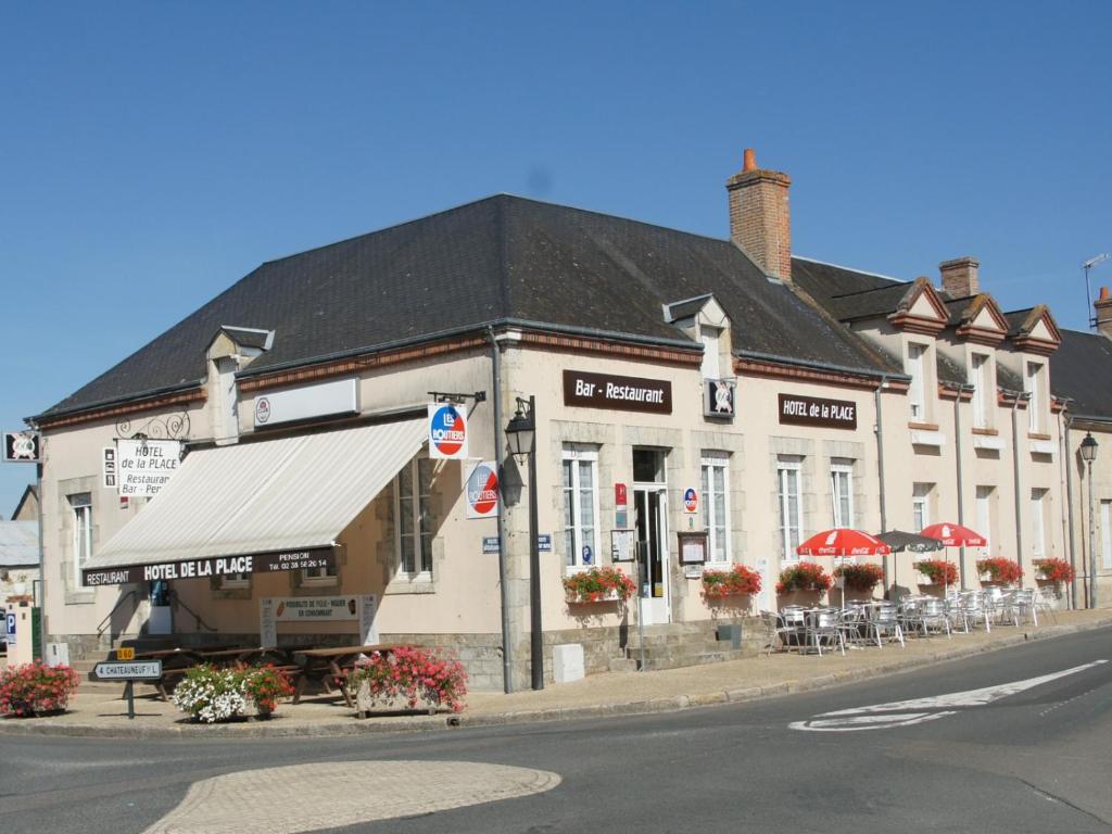 Hôtel Hôtel de la Place 2 Route de Châteauneuf, 45110 Germigny-des-Prés