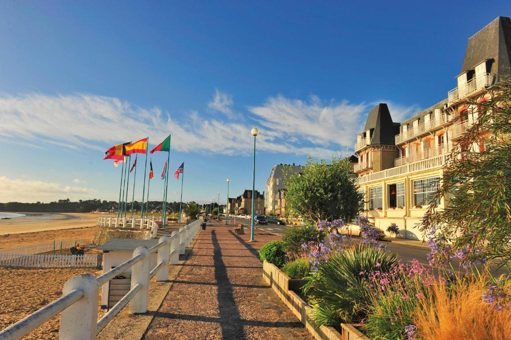 Hôtel Hotel Des Bains 18 Boulevard De La Mer, 22380 Saint-Cast-le-Guildo