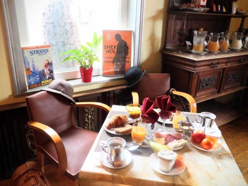 Detective Hotel
