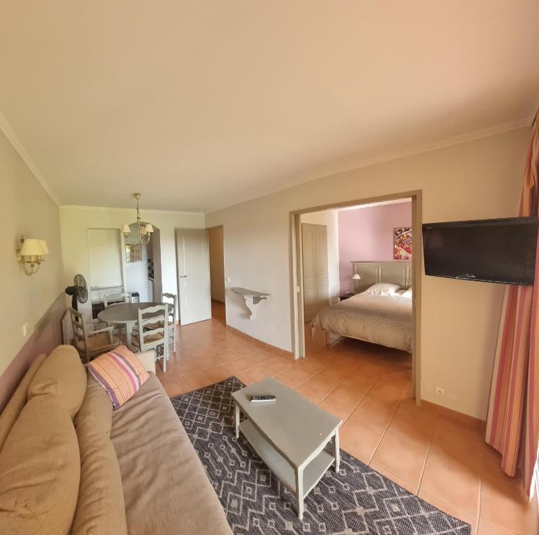Appartement Hôtel du Golf de Pont Royal - appartement paisible rez de jardin - terrasse & piscine n°9 Rue des Alpilles, 13370 Mallemort