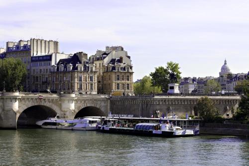 Hôtel Hotel Ducs de Bourgogne 19 Rue Du Pont-Neuf Paris