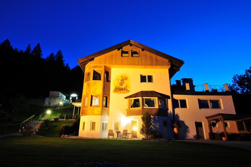 Hôtel Hotel-Garni Drachenburg Im Kreuth 7, 82481 Mittenwald