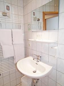 Hôtel Gasthaus & Hotel Zur Linde Rennsteigstrasse 30 99894 Friedrichroda Thuringe