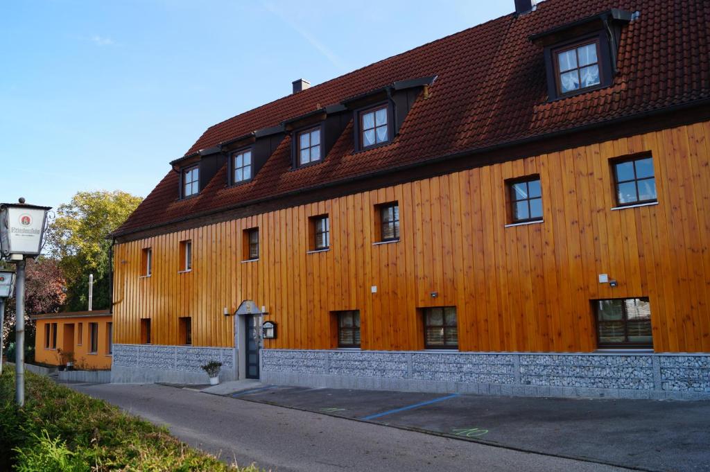 Gelber Löwe B&B Nichtraucherhotel Oberbaimbacher Weg 11, 91126  Schwabach