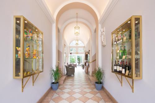 Gold Hotel
