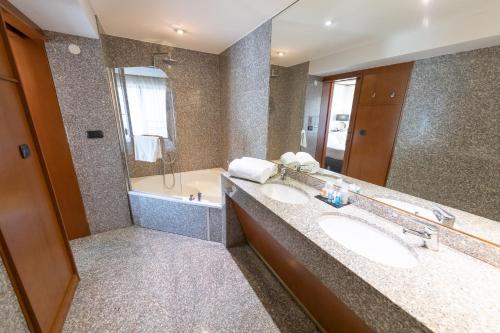 Goldstar Apartments & Suites