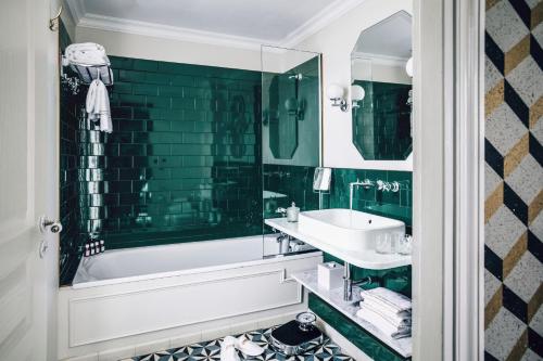 Grand Pigalle Hotel