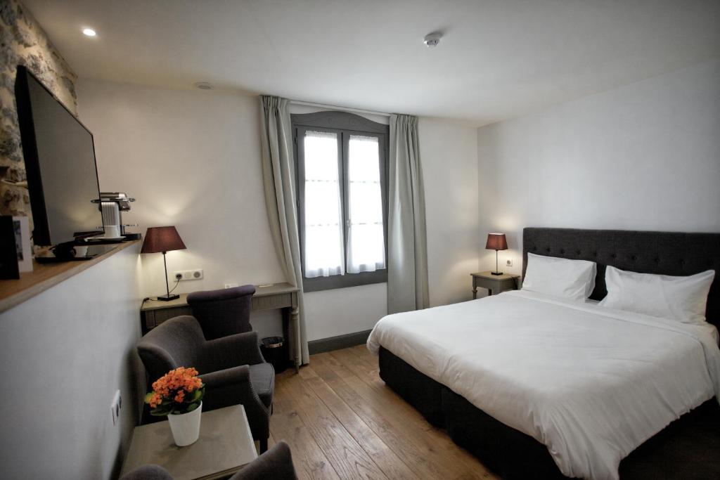 Hôtel Hôtel Henri IV 4, place du Général Leclerc, 47600 Nérac