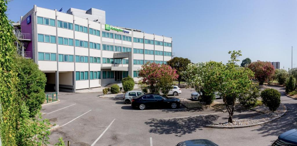 Hôtel Holiday Inn Express Lisbon Airport, an IHG Hotel Rua Guiné 18 Prior Velho, Loures 2685-334 Lisbonne