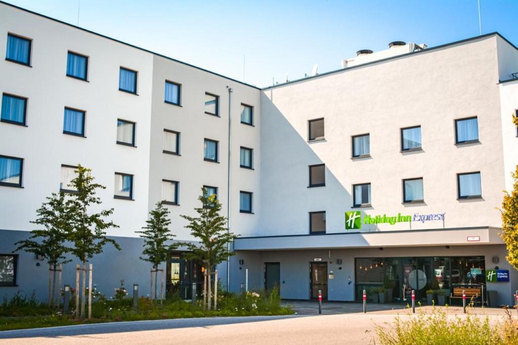 Holiday Inn Express Munich - Olching, an IHG Hotel Geiselbullacher Str 5, 82140 Olching