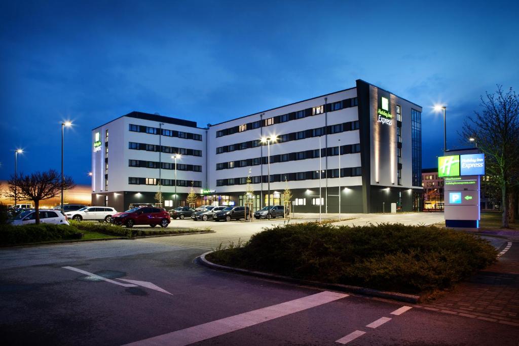 Holiday Inn Express Oberhausen, an IHG Hotel Centroallee 266, 46047 Oberhausen