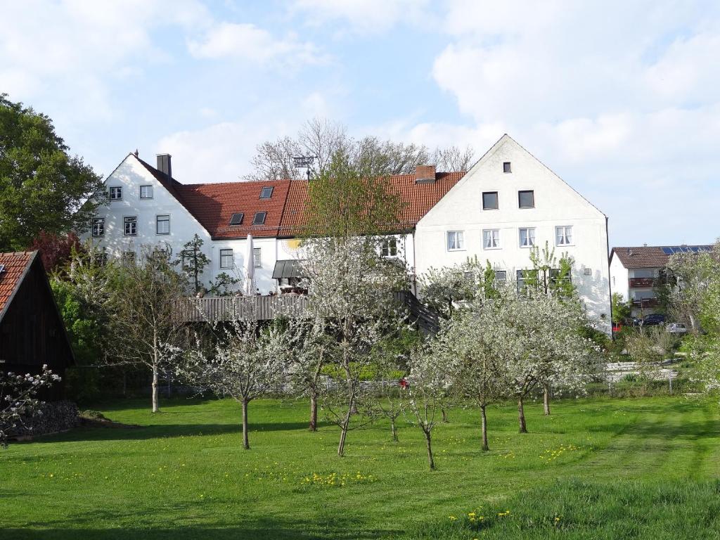 Hörger Biohotel und Tafernwirtschaft Hohenbercha 38, 85402 Kranzberg