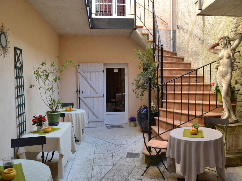 Hôtel Hostellerie De La Poste 9 Place Emile Zola 58500 Clamecy