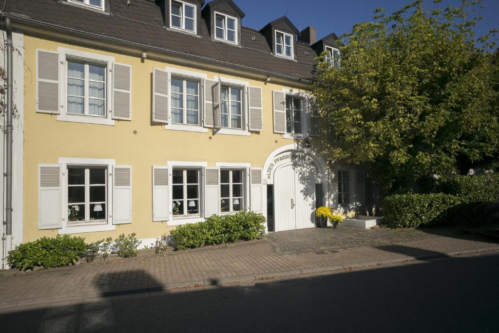 Hôtel Hotel Altes Pfarrhaus Beaumarais Hauptstrasse 2-4 66740 Sarrelouis