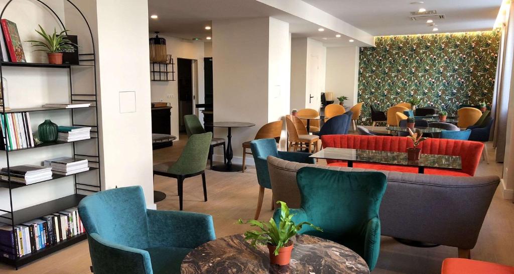 Hotel Apolonia Paris Montmartre; Sure Hotel Collection by Best Western 147, Rue Marcadet, 75018 Paris