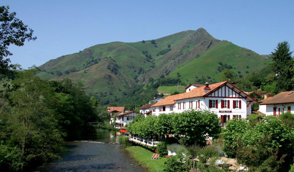 Hôtel Hôtel Arcé Route du col d'ispeguy 64430 Saint-Étienne-de-Baïgorry