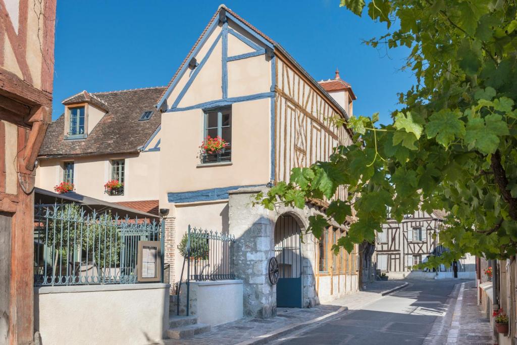 Hôtel Hôtel Aux Vieux Remparts, The Originals Relais 3 rue Couverte 77160 Provins