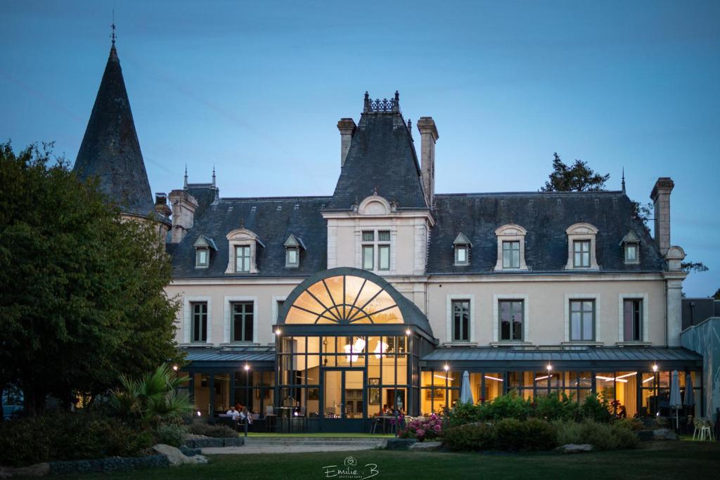 Hôtel Hotel Château de la Barbinière La Barbinière 85290 Saint-Laurent-sur-Sèvre