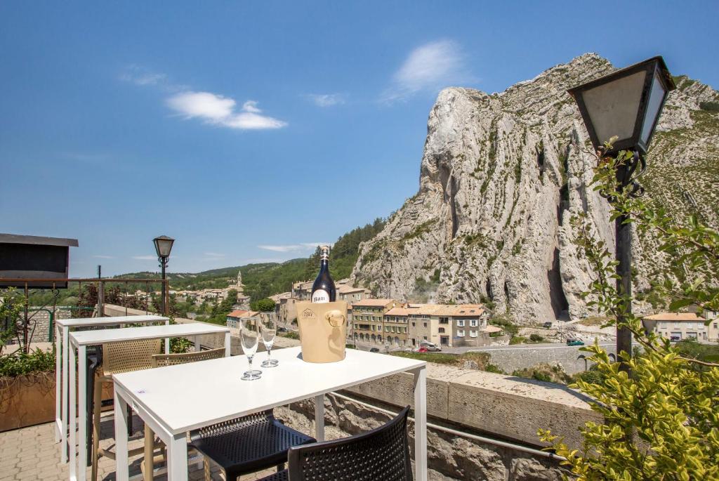 Hôtel Hôtel de la Citadelle 126 Rue Saunerie 04200 Sisteron