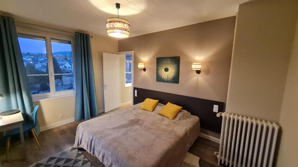 Hotel De La Poste 1 place des Arcades, 50140 Mortain