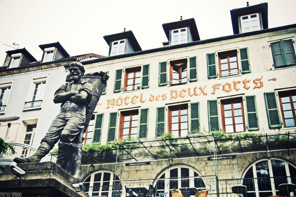 Hôtel Hôtel des Deux Forts 5, place du Vigneron 39110 Salins-les-Bains