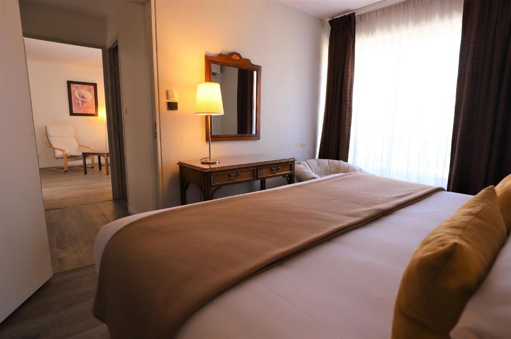 Hôtel Hotel Des Tuileries 22 Rue Roussy 30000 Nîmes