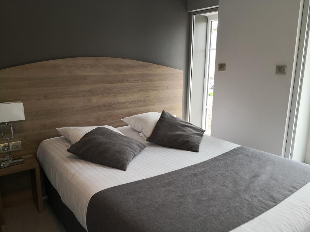 Hôtel Hotel du Commerce 20 Place du Champ de Foire 01400 Châtillon-sur-Chalaronne