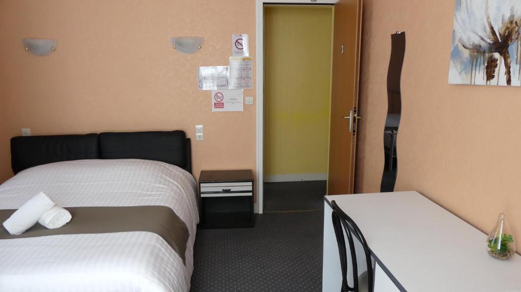 Hôtel Hôtel Duguesclin 1 place DUGESCLIN 50320 La Haye-Pesnel